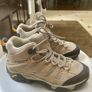 NWOT Merrell Hiking Boots taupe size 7.5 perfect